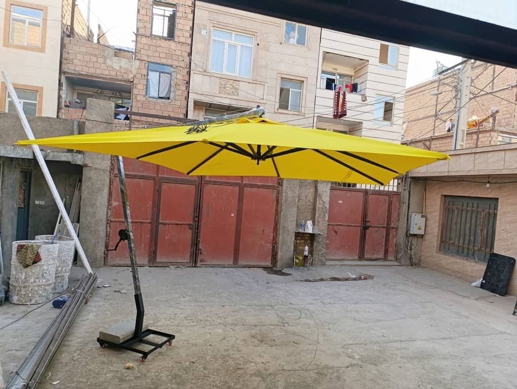 چتر باغی پایه کنار (کنسولی) اهرمی | سایبان فضای باز با پایه فلزی چرخ‌دار